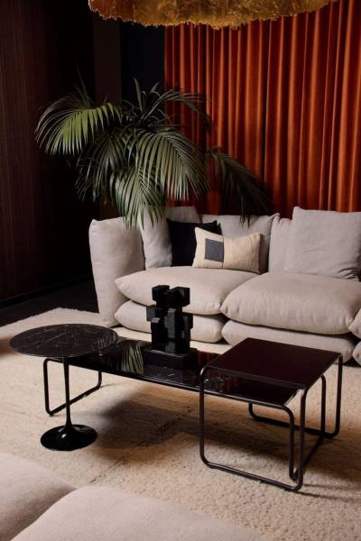 Tables basses Lascio et Canapé Pillo chez Knoll