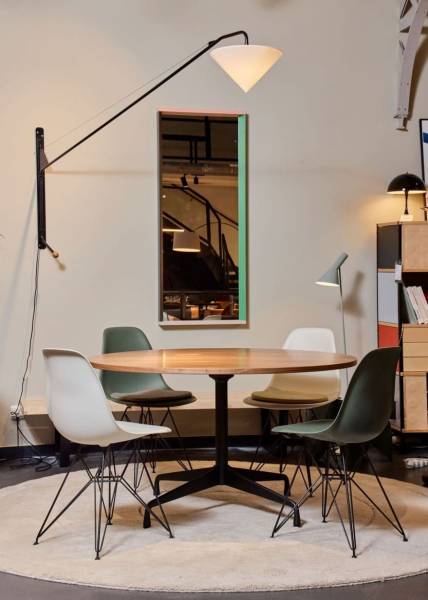 Table Segmented et chaises DSR Eames chez Vitra