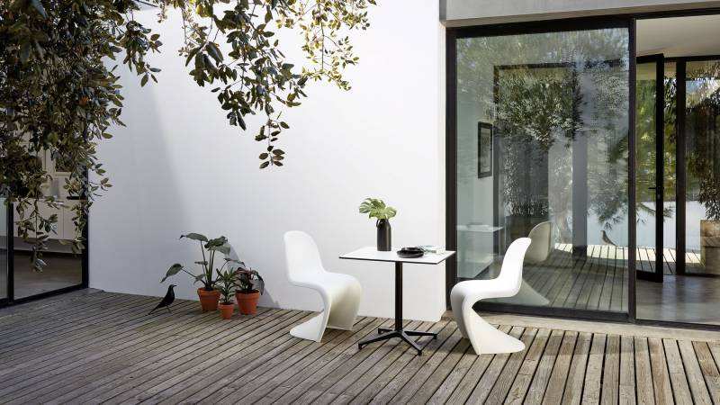 La chaise Panton dessinée par Verner Panton et éditée par Vitra, disponible chez Création Contemporaine à Lyon.