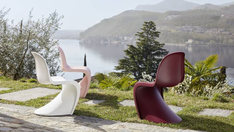 La chaise Panton dessinée par Verner Panton et éditée par Vitra, disponible chez Création Contemporaine à Lyon.