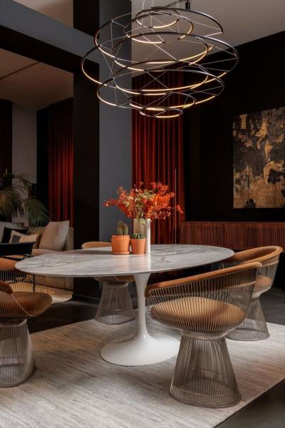 Table Saarinen et fauteuils Platner chez Knoll