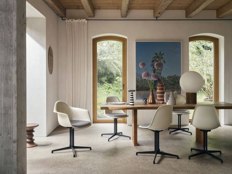 Eames Fiberglass Side Chair DSL chez Vitra