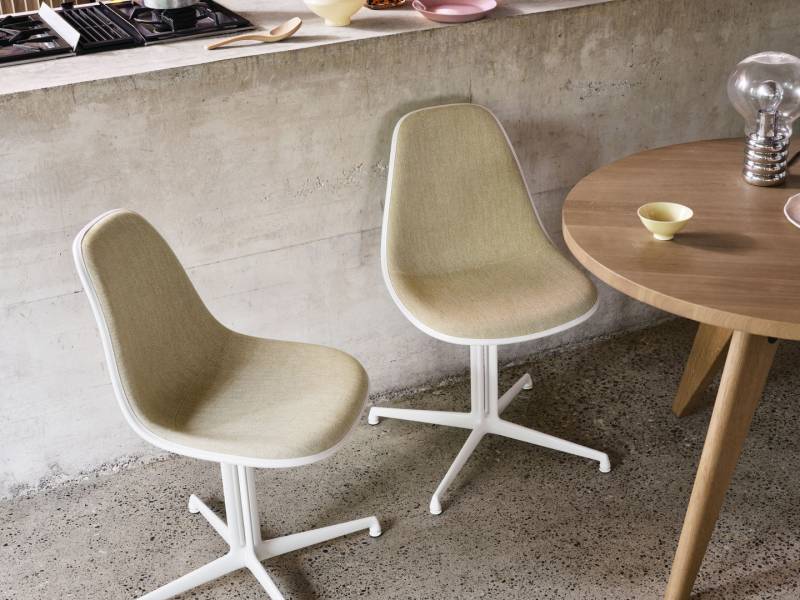 Eames Plastic Side Chair RE avec piètement la Fonda par Vitra