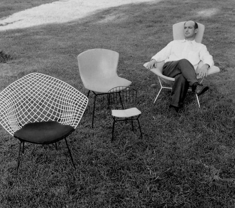 Bertoia dans son diamond chair