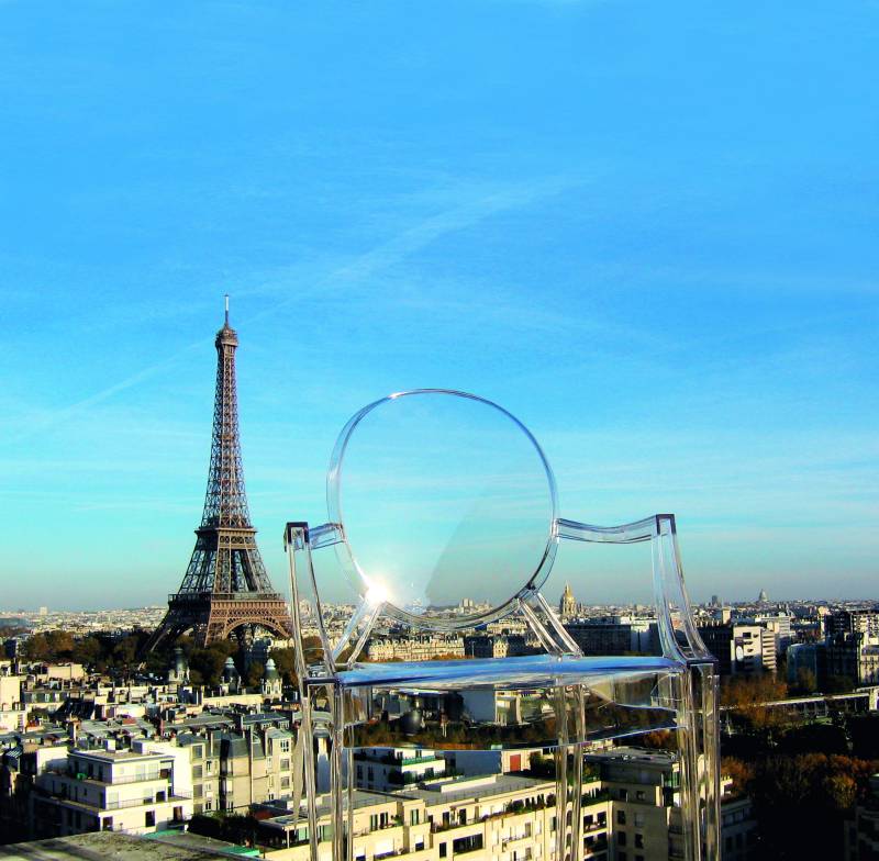 Philippe Starck et éditée par Kartell, disponible chez Création Contemporaine à Lyon – La chaise Louis Ghost par Kartell