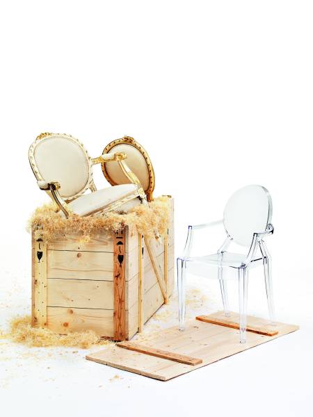 Philippe Starck et éditée par Kartell, disponible chez Création Contemporaine à Lyon – La chaise Louis Ghost par Kartell