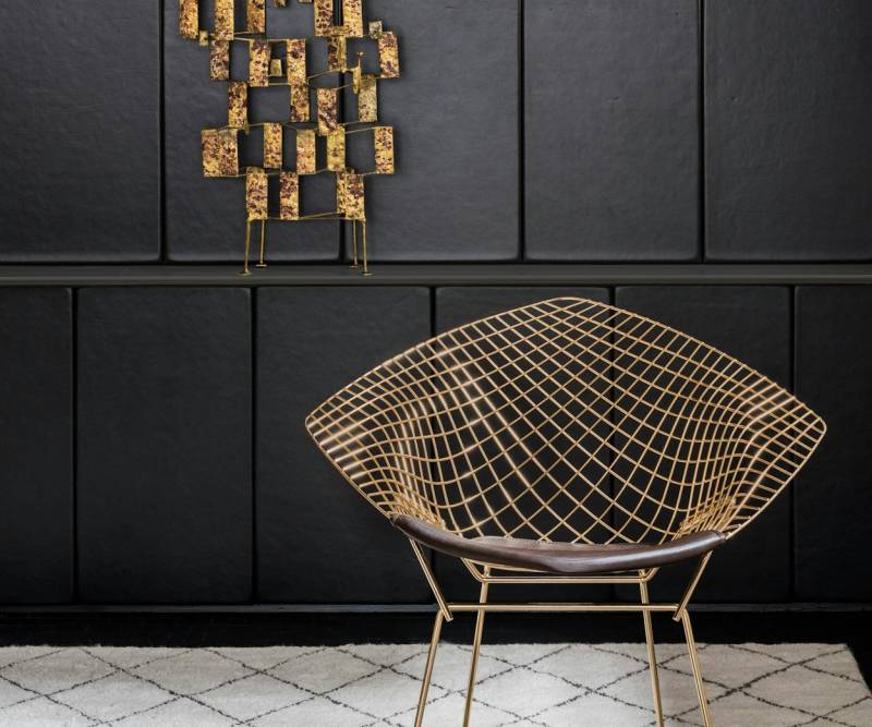 Fauteuil Diamant Bertoia en acier chromé dans un salon contemporain à Lyon.