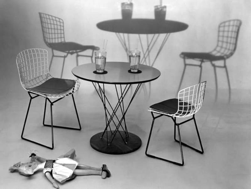 Cyclone Dining Table et chaises Bertoia, image d’archive Knoll Cyclone Dining Table et chaises Bertoia, image d’archive Knoll