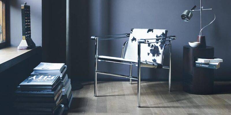 Fauteuil au dossier basculant LC1 édité par Cassina