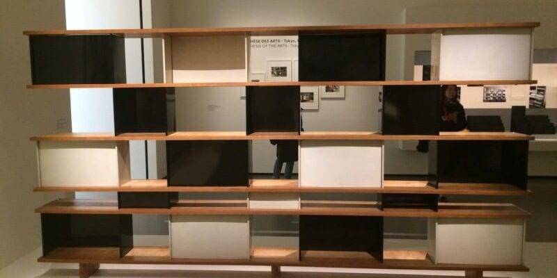 La bibliothèque Nuage de Charlotte Perriand chez Cassina
