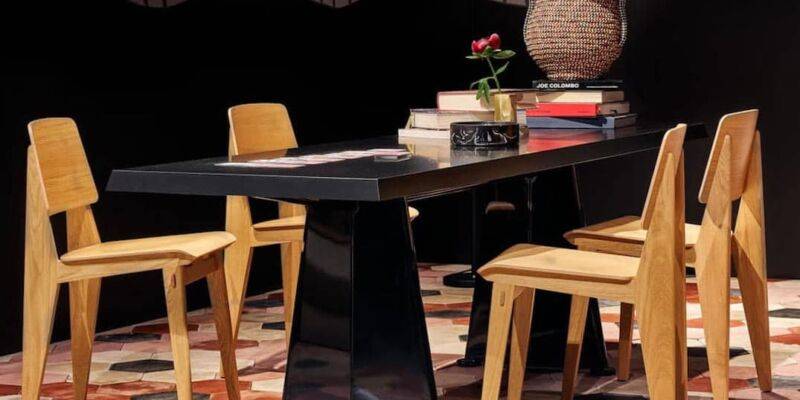 La chaise Tout Bois de Jean Prouvé, éditée par Vitra