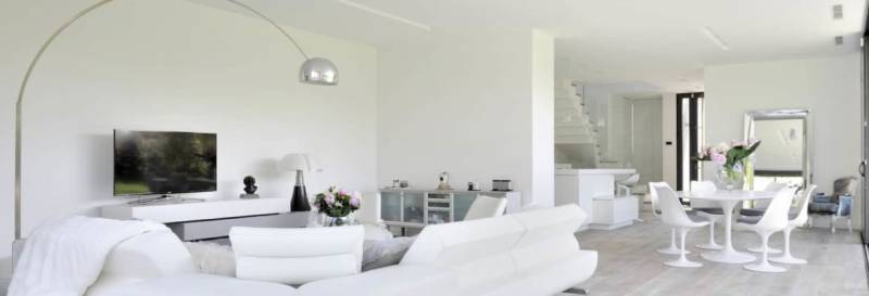 Vue d’ensemble du séjour avec le lampadaire Arco édité chez Flos et au fond le meuble Pandora de chez Driade