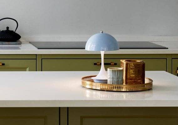 Lampe Panthella en bleu clair