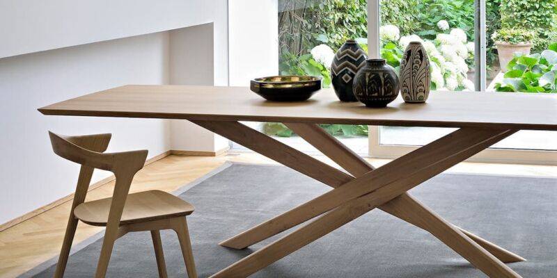 La table Mikado en bois massif éditée par Ethnicraft