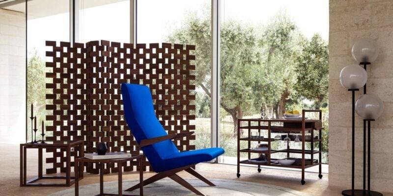 Réédition du fauteuil High Back Chair avec accoudoirs chez Cassina