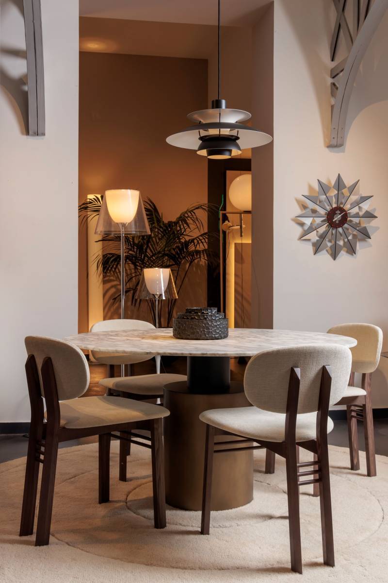 Une sélection rigoureuse des marques les plus prestigieuses de mobilier, tapis et luminaires